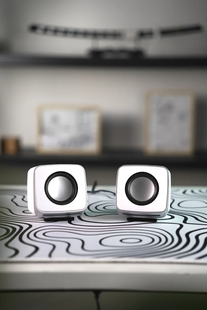 ⁦White Speakers, wired⁩ - الصورة ⁦1⁩